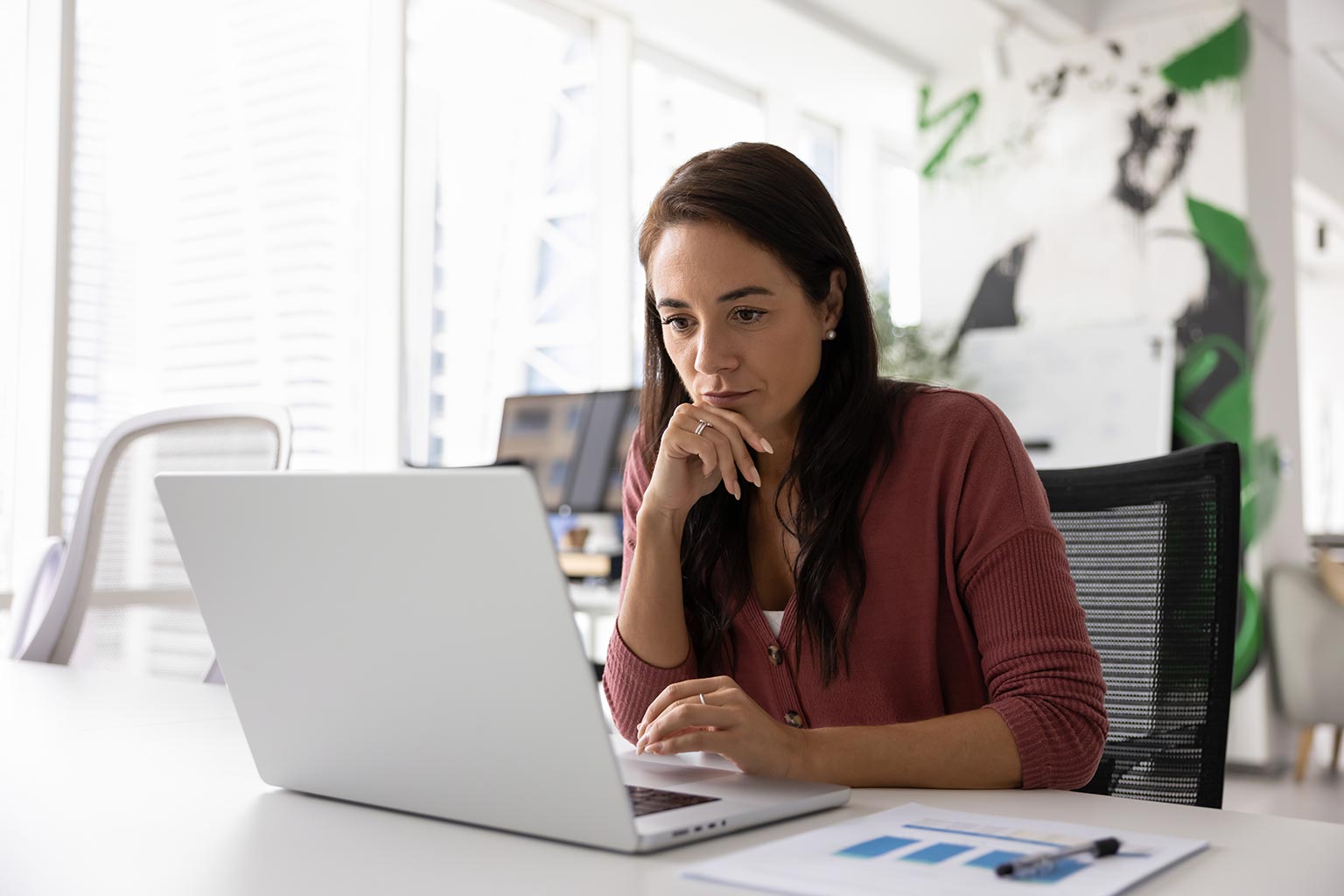 chica viendo pantalla